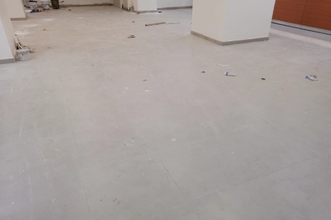 piso-ceramico-sucio-obras-construccion Piso cerámico sucio con restos de cemento y yeso antes de servicio de limpieza de pisos.