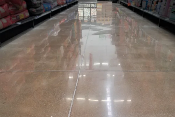 Desbaste, abrillantado y aplicación de selladores en pisos de concreto para terrazas y locales comerciales.