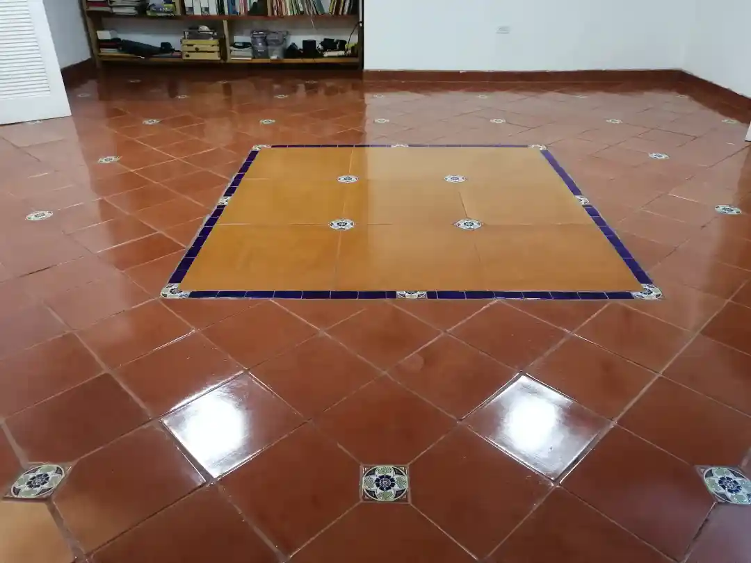 pulido-y-encerado-de-pisos-de-barro Tratamiento profesional y encerado de pisos de barro con acabado wet look de alta resistencia.